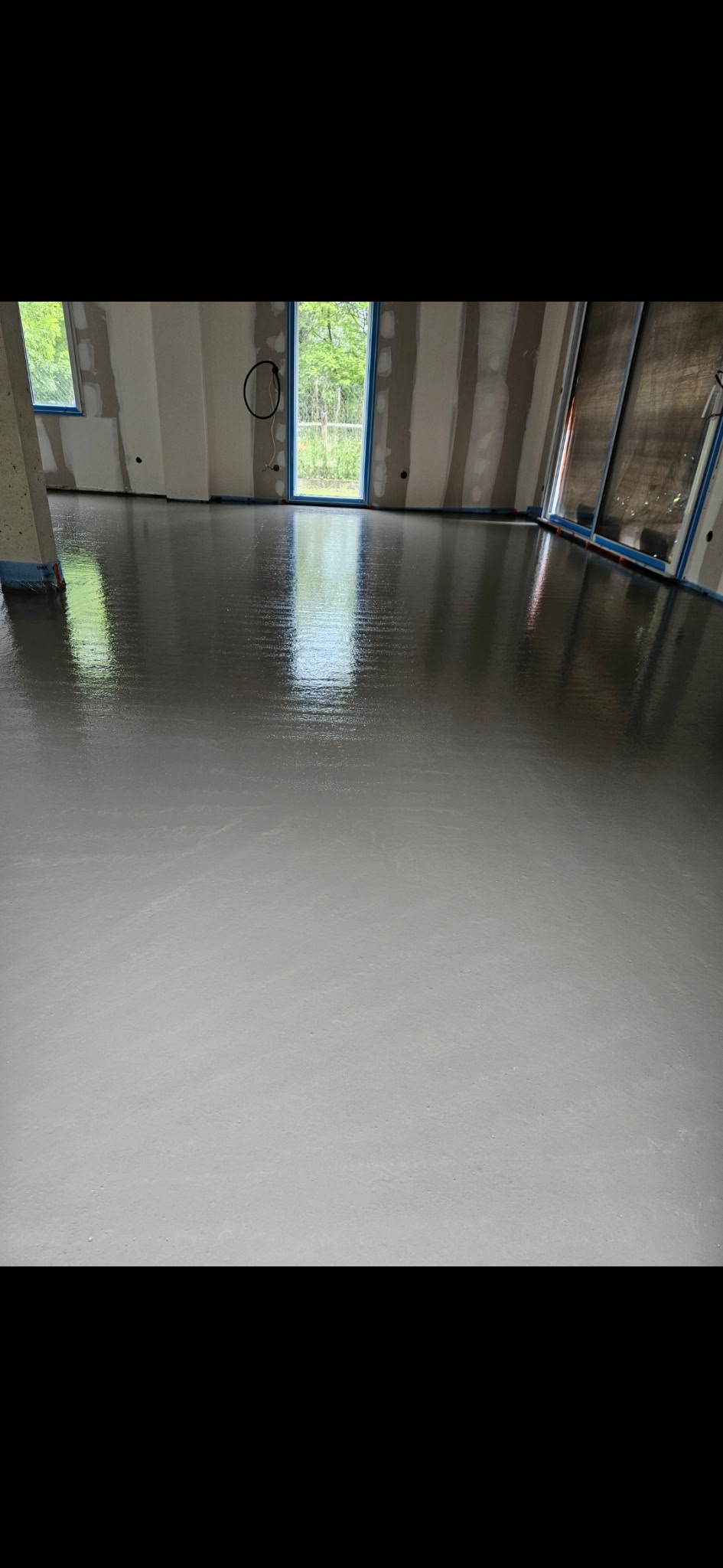 Confection d'une chape fluide base ciment avec pose du polyane pour désolidarisation et  préparations des niveaux.