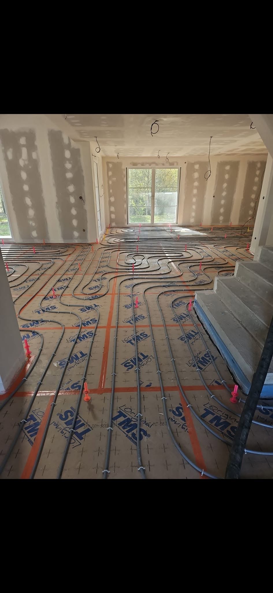 Préparation et coulage d'une chape fluide anhydrite sur plancher chauffant étage et rez-de-chaussée de toute la maison