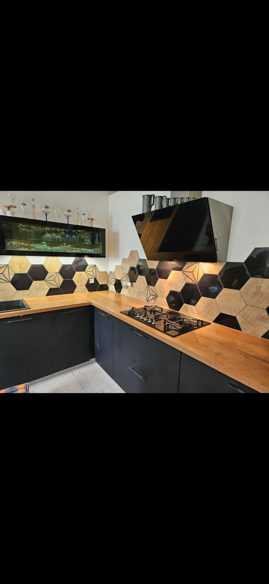Confection d'une crédence de cuisine avec carreaux hexagonaux de différents coloris