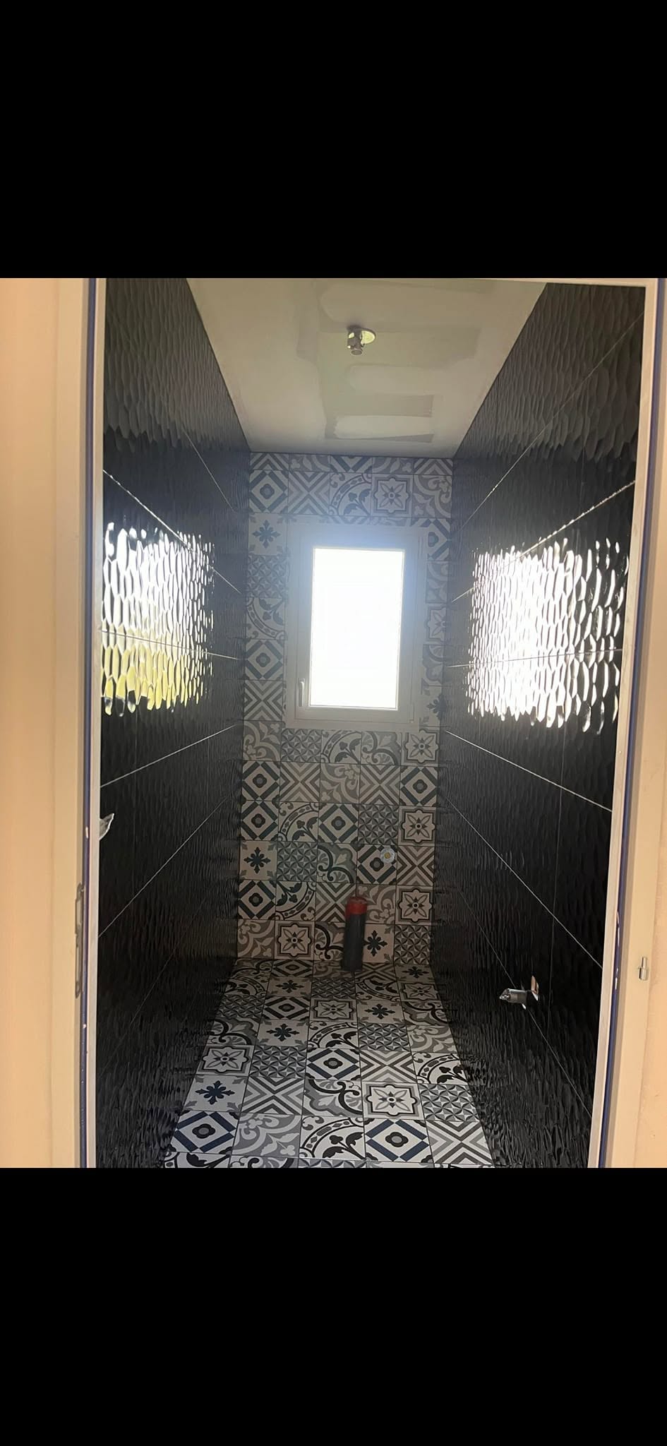 Fin des travaux de carrelage pour cette maison, avec finition des joints de la faïence du WC et de la salle de bain