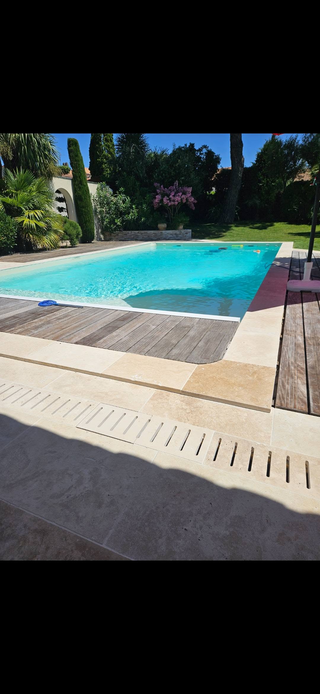 Préparation du support et rattrapage du sol avec un ragreage fibré pour cette grande terrasse et tour de piscine.